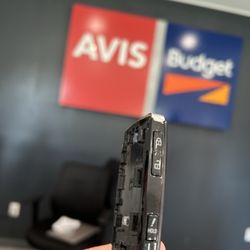 Avis - Missing cover at pick up.
