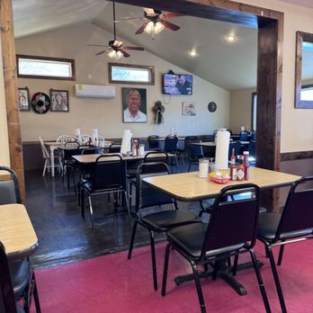 Magoo's Place - Dining area - Burgers Near Me - Alpine, Texas Magoo's Place - Dining area - Burgers Near Me - Alpine, Texas