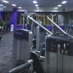 Anytime Fitness BGC High Street - Just look at the spacing of the equipments. It's cramped and closely spaced between each other. Its limiting movement for a fitness club.