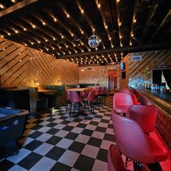 Roxanne’s Liquor Bar & Kitchen - Inside vibe