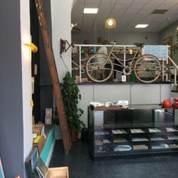 Spek - Design & Andere Vettigheid - Een hippe fiets, met daarachter de werkplek van de Spek-illustrator.