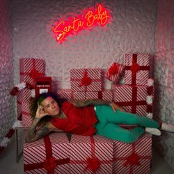 Selfie WRLD - Tampa - me on presents