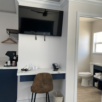 Blufftop Inn & Suites - Another small sitting area and tv. - Hotels Near Me - Morro Bay, California