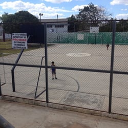 Unidad Deportiva Díaz Ordaz - Canchas de baloncesto con portería para jugar fútbol