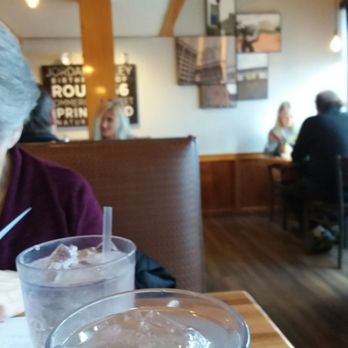 Applebee's Grill + Bar - Not everyone seems to realize there are other people in the room who don't need to hear everything they have to say. - American Near Me - Springfield, Missouri