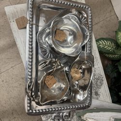 Louisiana vibes! Sorry, the fleur-de-lis tray came home with me!