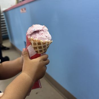 Castaways Ice Cream - Keiki size ice cream - Ice Cream & Frozen Yogurt Near Me - Honolulu, Hawaii