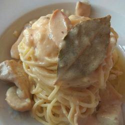 Da Nino - Selbstgemachte Spagetti mit Kräuterpilzsauce und Trüffeloel