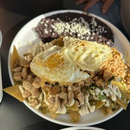 Chilaquiles verdes con huevos