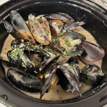 RT's Restaurant - BLACK PEPPER MUSSELS WITH LUMP CRAB - Cajun/Creole Near Me - Alexandria, Virginia RT's Restaurant - BLACK PEPPER MUSSELS WITH LUMP CRAB - Cajun/Creole Near Me - Alexandria, Virginia