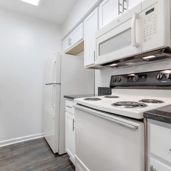 Art Scape - Renovated Kitchen - Apartments Near Me - Metairie, Louisiana Art Scape - Renovated Kitchen - Apartments Near Me - Metairie, Louisiana