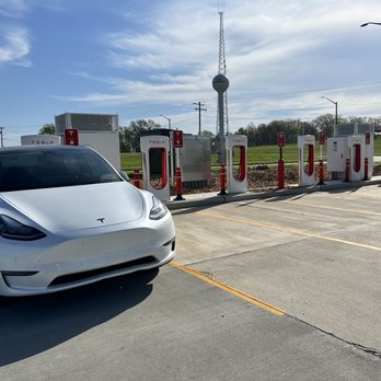 Acee's Neighborhood Market & Deli - Superchargers - Gas Stations Near Me - Cape Giradeau, Missouri
