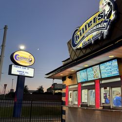 Chillers Microcreamery - Outside patio