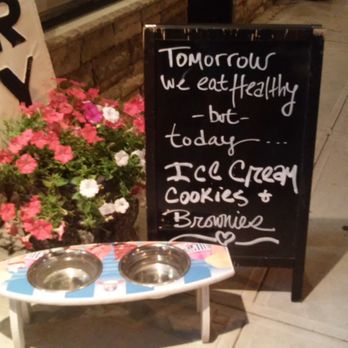 Uncle Louie G - Even doggies get to cool down here. - Ice Cream & Frozen Yogurt Near Me - Maspeth, New York