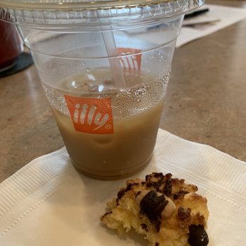 Cafe Dolce - Iced coffee and macaroon - Cafes Near Me - St Louis, Missouri Cafe Dolce - Iced coffee and macaroon - Cafes Near Me - St Louis, Missouri