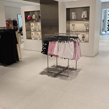 Zara - Nice modern store layout - Women's Clothing Near Me - Toronto, Ontario Zara - Nice modern store layout - Women's Clothing Near Me - Toronto, Ontario