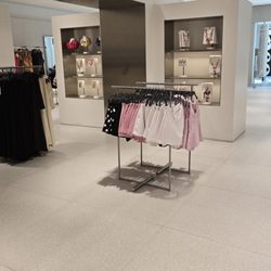 Zara - Nice modern store layout