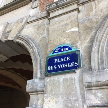 Place des Vosges - Parks Near Me - Paris, 75