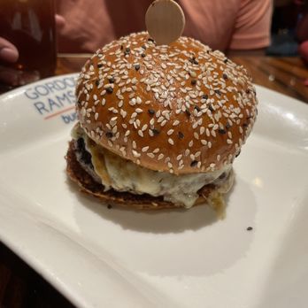 Gordon Ramsay Burger Las Vegas - Cheeseburger - Burgers Near Me - Las Vegas, Nevada Gordon Ramsay Burger Las Vegas - Cheeseburger - Burgers Near Me - Las Vegas, Nevada