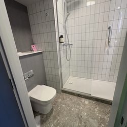 Jurys Inn Galway - Small bathrooms