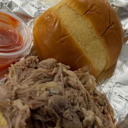 Pulled pork sandwich with coleslaw