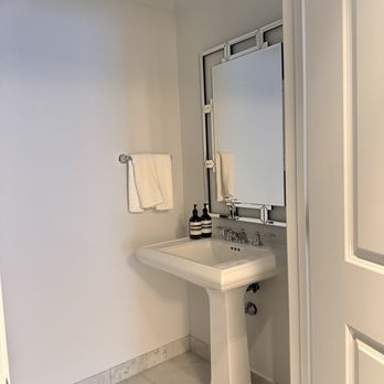 Waldorf Astoria Chicago - Half bath in king suite - Hotels Near Me - Chicago, Illinois Waldorf Astoria Chicago - Half bath in king suite - Hotels Near Me - Chicago, Illinois