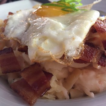 Smith & Kings - Lobster Mac N Cheese loaded with bacon and egg - Cocktail Bars Near Me - Honolulu, Hawaii Smith & Kings - Lobster Mac N Cheese loaded with bacon and egg - Cocktail Bars Near Me - Honolulu, Hawaii