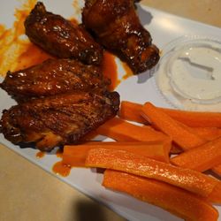 Nik n Willies Pizza of Mammoth - Buffalo wings!