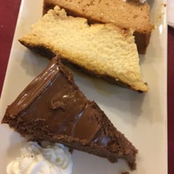 Postres caseros: tarta de chocolate, flan de queso y flan de café