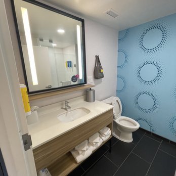 Tru by Hilton Sharonville Cincinnati - Bathroom - Hotels Near Me - Cincinnati, Ohio Tru by Hilton Sharonville Cincinnati - Bathroom - Hotels Near Me - Cincinnati, Ohio