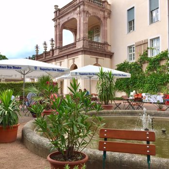 Restaurant Vitzthum - Der Brunnen und die Palmen als Kullern für das Barockschloss. - German Near Me - Lichtenwalde, SN
