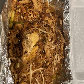 Emerald Thai Cuisine - Chicken pad Thai-not good, tasted kind of burnt - Thai Near Me - Williamsburg, Virginia