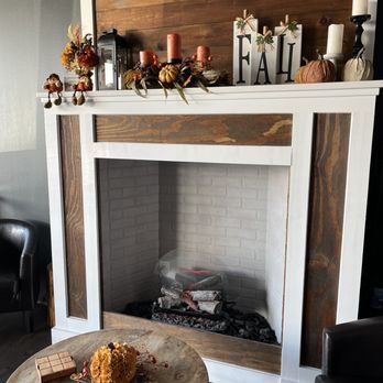 Pie Bar - Cozy Fireplace Decorated Just In Time for Fall! - Desserts Near Me - Austin, Texas Pie Bar - Cozy Fireplace Decorated Just In Time for Fall! - Desserts Near Me - Austin, Texas