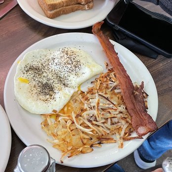 Mesa Vista Cafe - a breakfast of eggs, bacon, hash browns and toast - Diners Near Me - Ojo Caliente, New Mexico