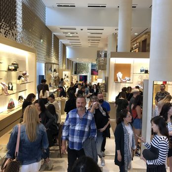 Louis Vuitton - Looks busy but the workers are pretty helpful - Luggage Near Me - Paris, 75 Louis Vuitton - Looks busy but the workers are pretty helpful - Luggage Near Me - Paris, 75