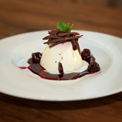 Al Mulino Pizza & Pasta Restaurant - Panna cotta s kandovanými třešněmi