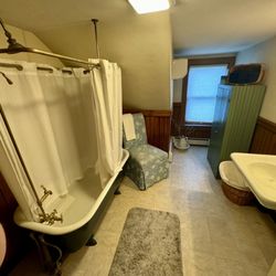 Old Stagecoach Inn - The communal bathroom on the second floor