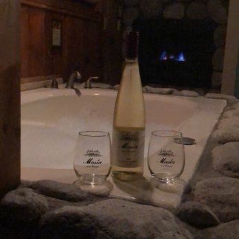 Sleepy Forest Cottages - The awesome tub! - Resorts Near Me - Big Bear Lake, California Sleepy Forest Cottages - The awesome tub! - Resorts Near Me - Big Bear Lake, California