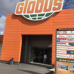 Globus - Eingang