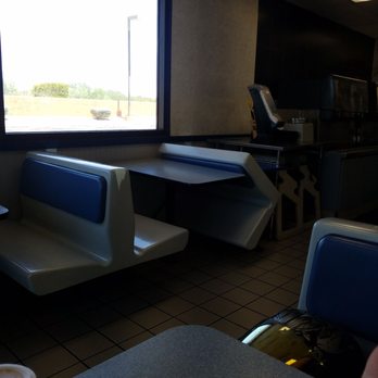 Burger King - This seat has been broken for a lonnnnnnng time! Kinda goes with the type of service you get here. - Fast Food Near Me - Tucson, Arizona