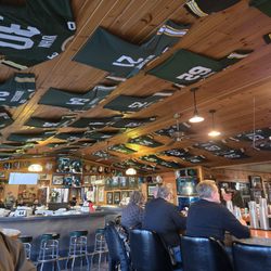 Champions Riverside Resort - The bar area definitely a packers bar
