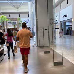 H&M - You can enter from either side in the mall