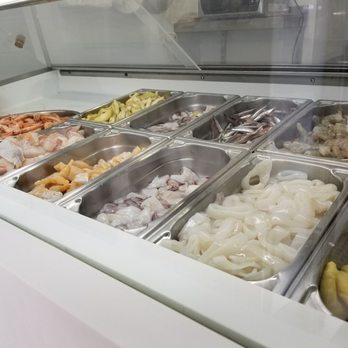 La Freiduría de Tere - seafood behind counter - Seafood Near Me - Granada, GR