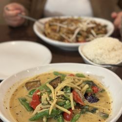 Ta Ra Rin Thai Cuisine - Green curry with beef and pad kee mao chicken