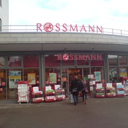 Rossmann - Links im Bild der Fahrradständer, daneben in Reihe die Präsentkörbe für Sonderangebote.