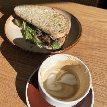 Hohl - Lambwich and Seasonal Latte - Coffee & Tea Near Me - Williamsburg, Virginia