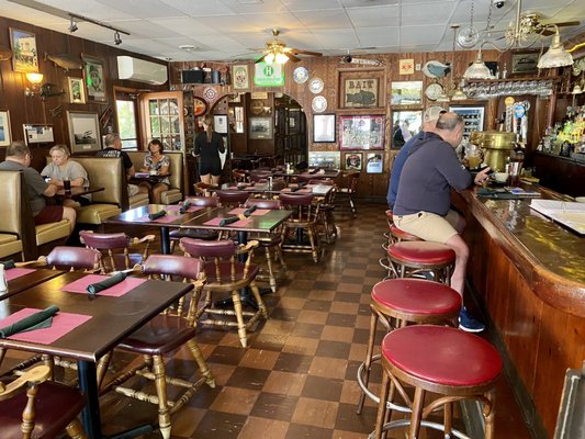 Village Tavern Restaurant & Inn by null