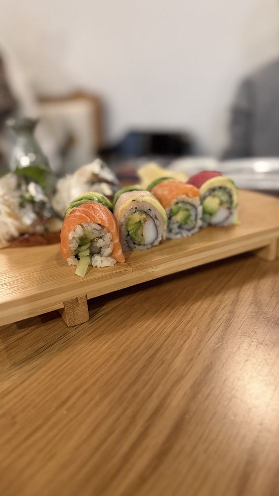 Lily Sushi & Ramen Logo