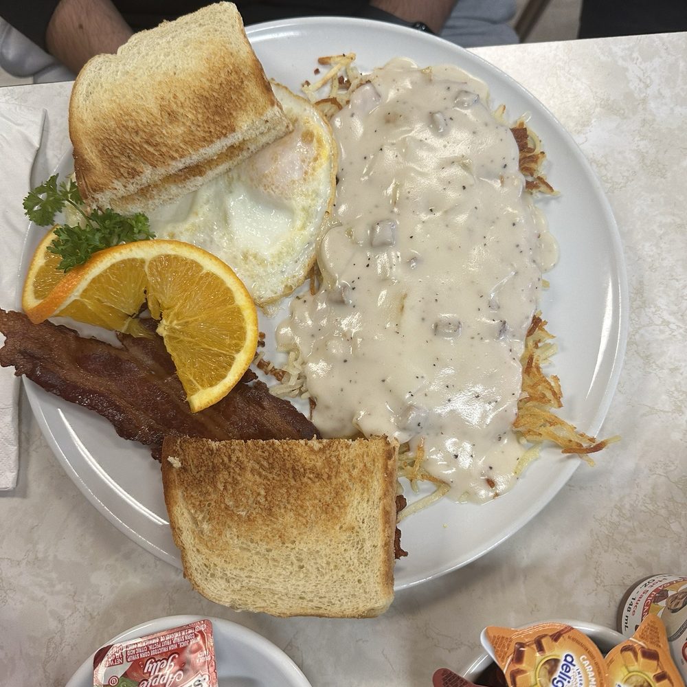 Copper Cove Restaurant - country fried hasbrowns - American Near Me - Copperopolis, California