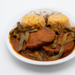 Tortitas d camarón molido  con nopales en salsa roja
